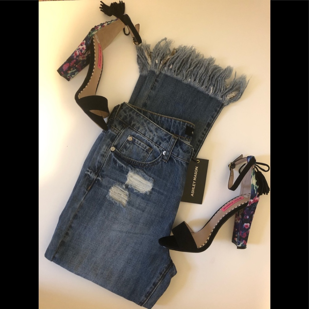🆕 Ashley Mason Distressed Jeans